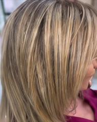 Cabelo com mechas e corte médio